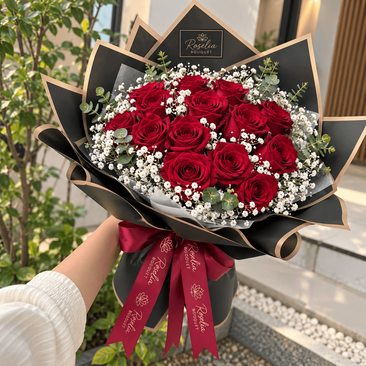 Buket mawar merah premium Roselia Bouquet dengan wrapping hitam dan gold