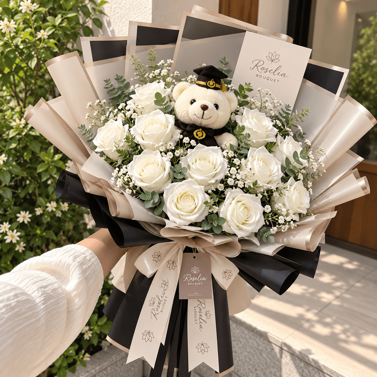 Buket wisuda dengan boneka teddy bear Roselia Bouquet